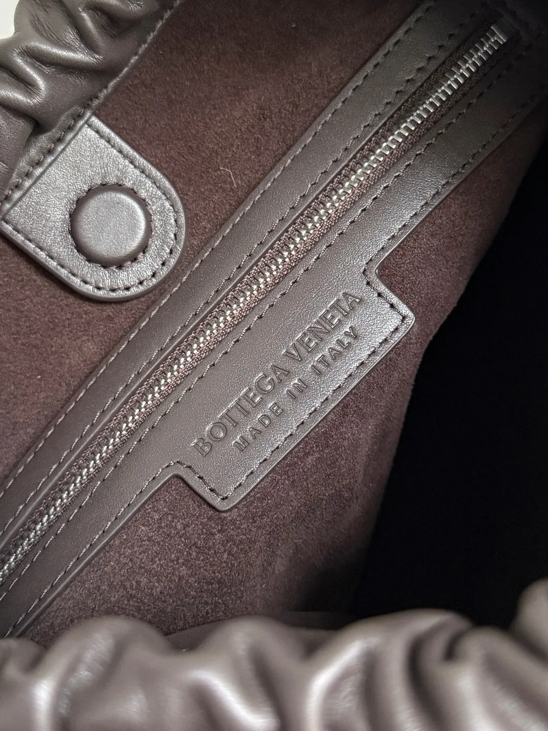 Batch 2280 BOTTEGA VENETA2025 new woven Biblioteca Bucket perfectly integrates casual texture, using classic Intrecciato woven leather, which feels soft but stiff, allowing the bag to drape naturally without losing the three-dimensional effect. The drawstring design of the drawstring pocket makes opening and closing more direct and adds a casual atmosphere. If you are on a short business trip, you can put some skin care samples in your bag. The front compartment or rear zipper can also be used to store ID cards, bank cards, etc. The solid color design of the bag is very versatile, and it doesn’t feel too picky when paired with any clothes. The leather material is also very high-quality! Style number: 836020 Size: 24*33*14cm